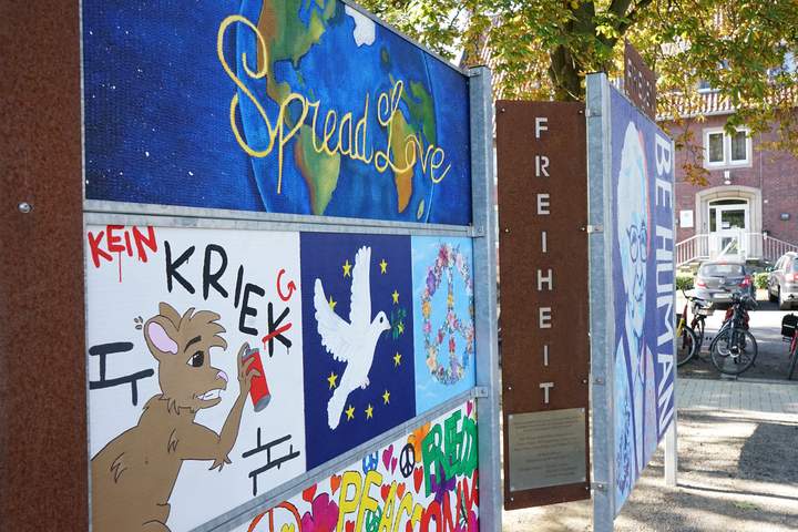 Bunte Wand zum Thema Frieden