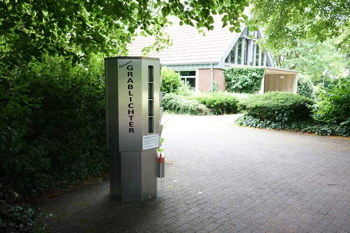 Neuer Grabkerzenautomat am Friedhof Seppenrade
