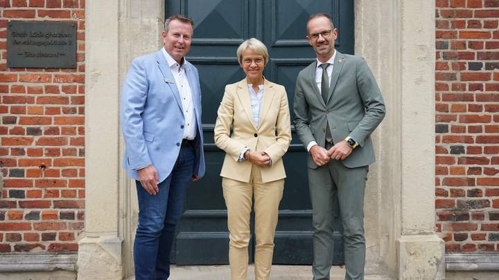 Ministerin mit Bürgermeister und Beigeordneten vor dem Rathaus