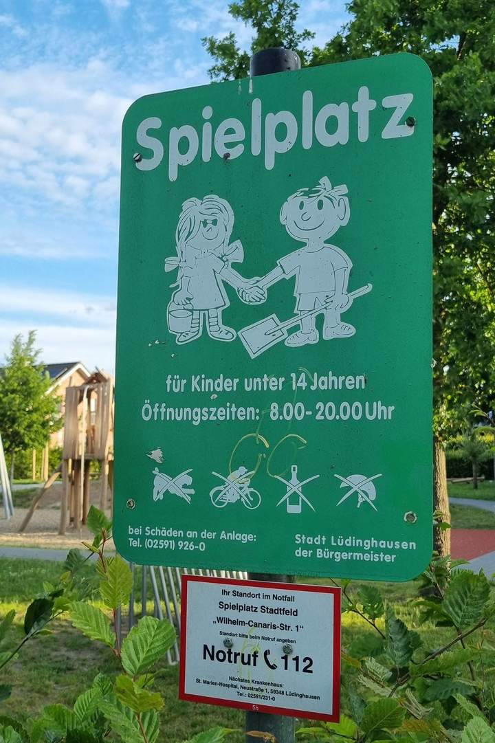 Am Eingang zu den Spielplätzen weisen diese grünen Schilder auf die „Spielregeln“ hin.