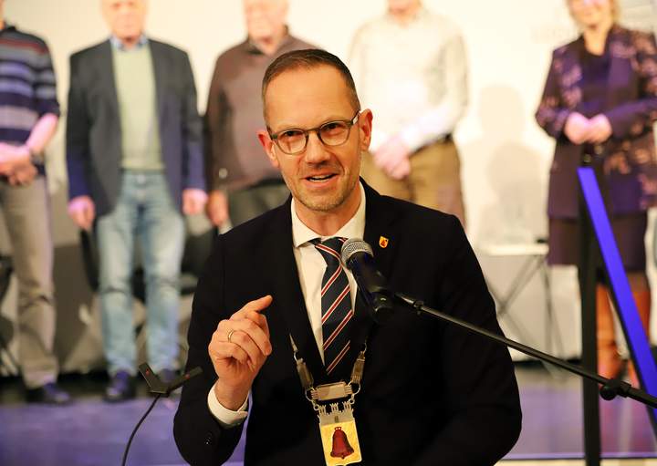 Bürgermeister Ansgar Mertens spricht zu den Gästen