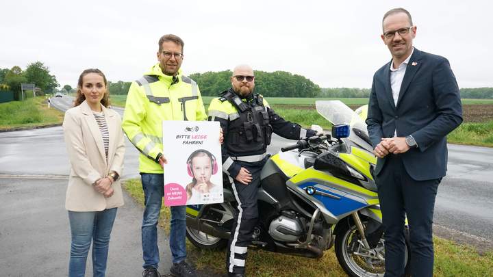 Vertreter Stadt und Kreis zusammen mit der Polizei
