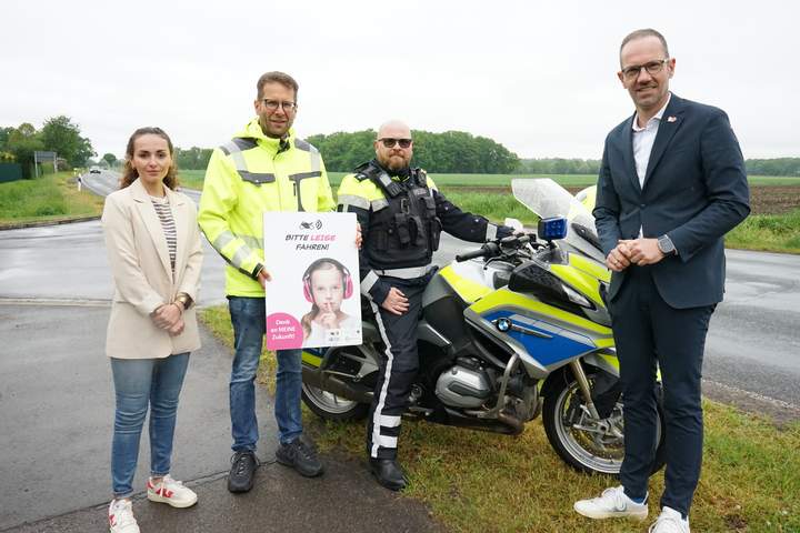 Vertreter Stadt und Kreis zusammen mit der Polizei