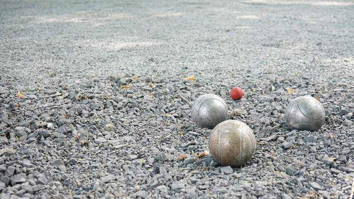 Kugeln liegen auf dem Bouleplatz