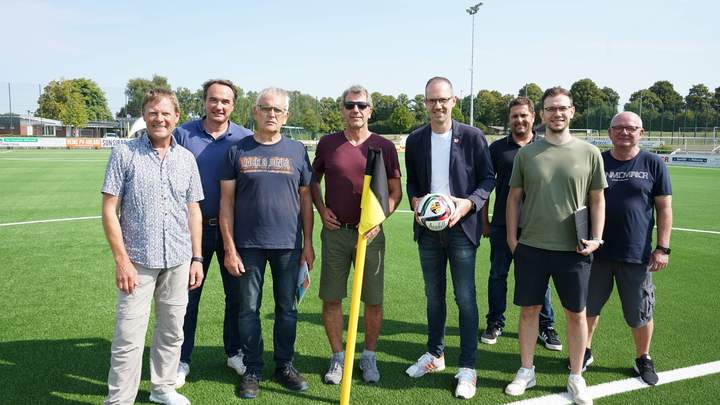 Der Kunstrasenplatz wird begutachtet
