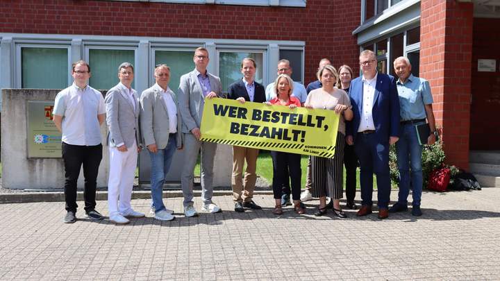 Bürgermeister halten Plakat