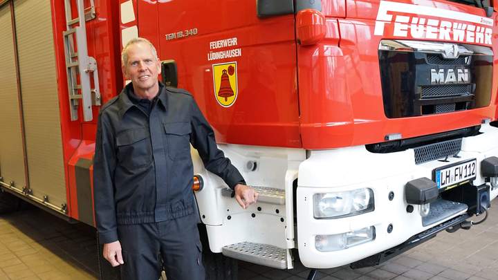 Feuerwehrmann vor einem Fahrzeug