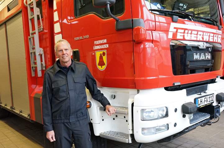 Feuerwehrmann vor einem Fahrzeug