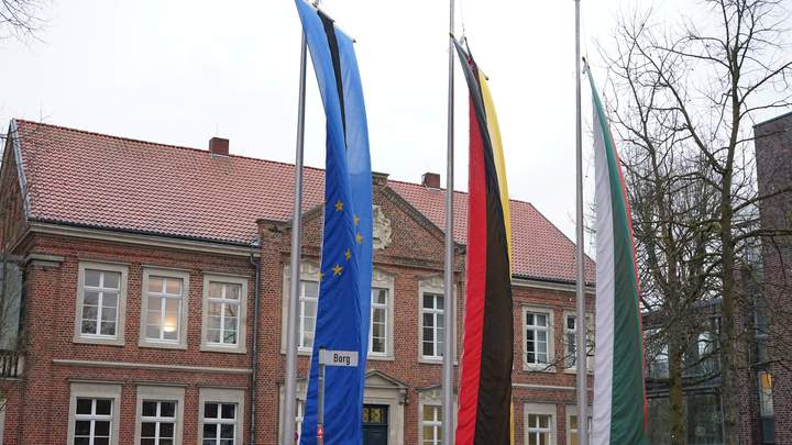 Beflaggung vor dem Rathaus