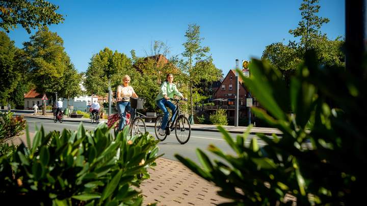 Menschen fahren Fahrrad