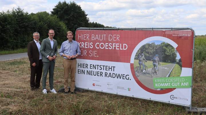 Vertreter von Stadt und Kreis kündigen den Neubau des Radweges an
