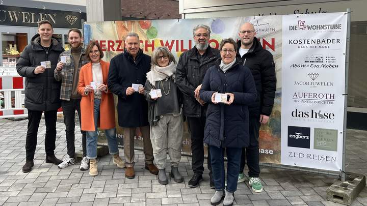Menschengruppe vor einem Plakat