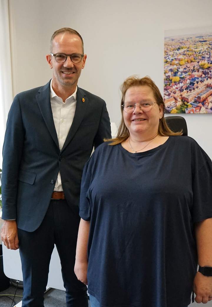 Bürgermeister zusammen mit der Verkehrshelferin