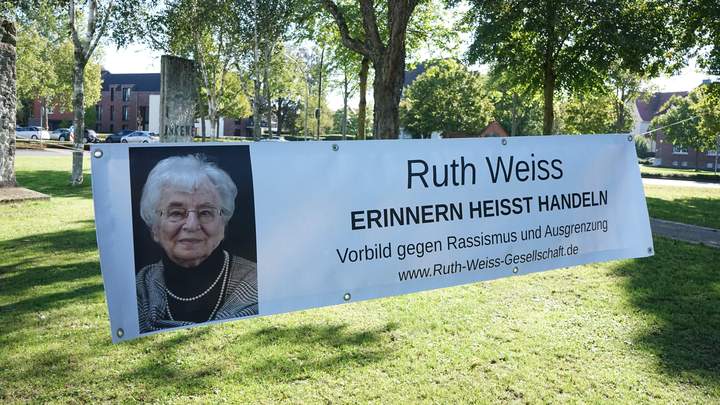 Banner von Ruth Weiss