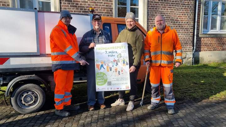 Orgateam zeigt das Plakat