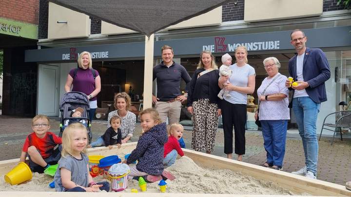 Kinder spielen im Sandkasten