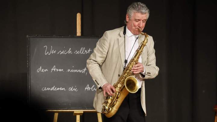 Darsteller auf der Bühne mit Saxophone