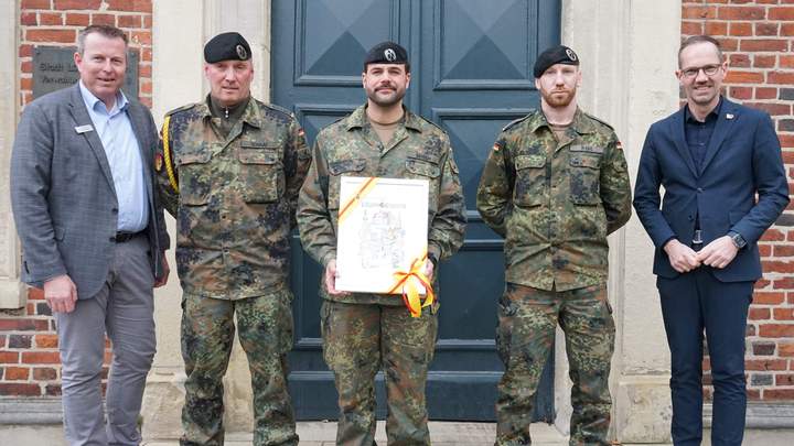 Offiziere vor dem Rathaus
