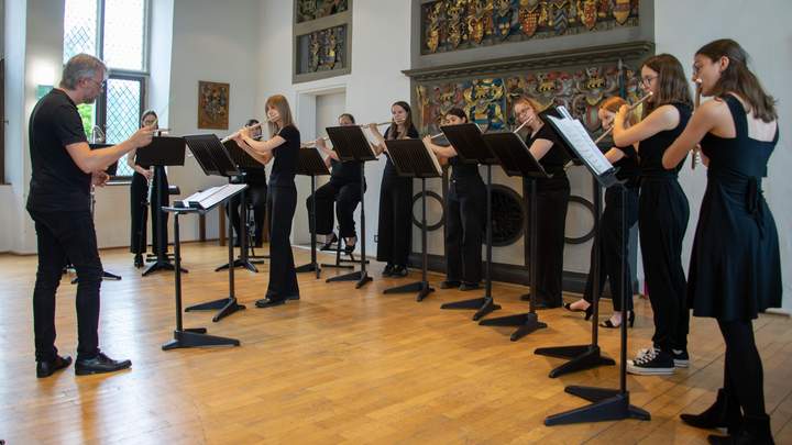Musikerinnen spielen Querflöte