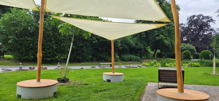 Ein Sonnensegel über dem Rasen am Wasserspielplatz
