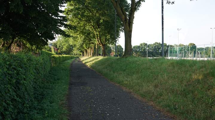 Gehweg am Sportplatz