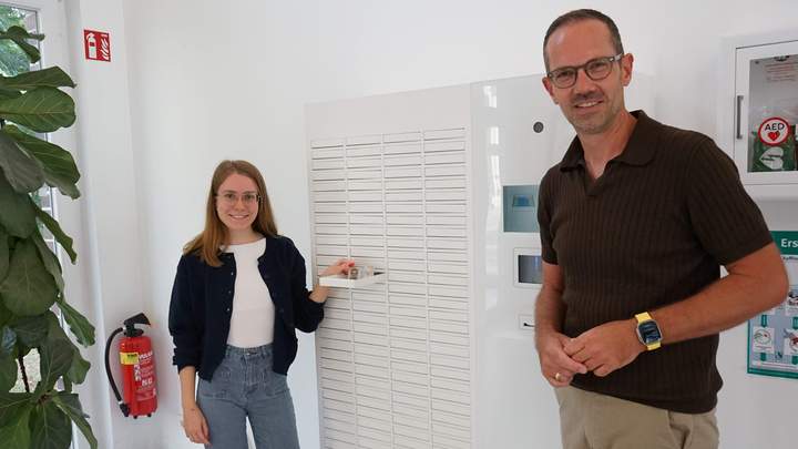 Die Ausgabebox steht im Foyer des Rathauses