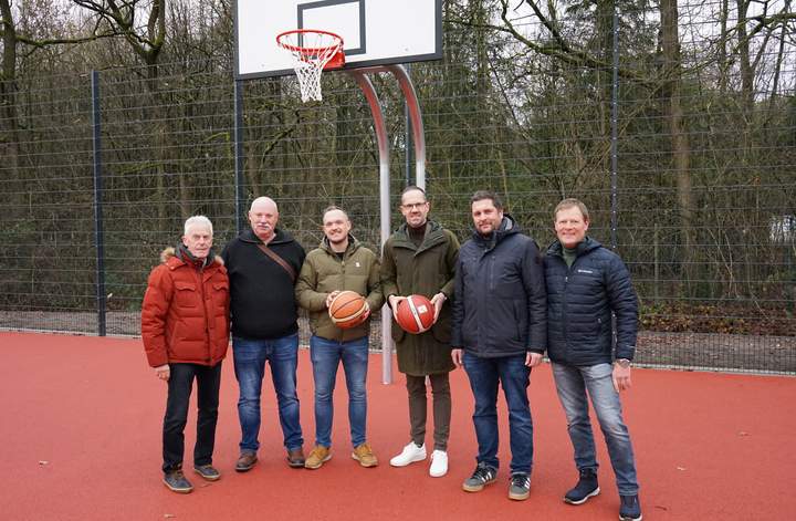 Basketballfeld wird eingeweiht