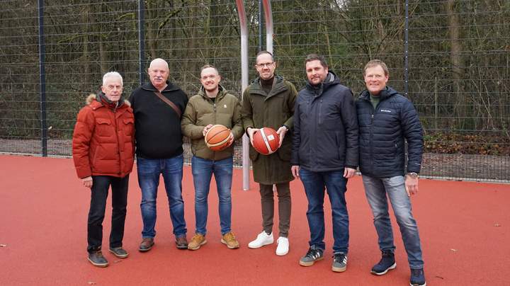 Basketballfeld wird eingeweiht