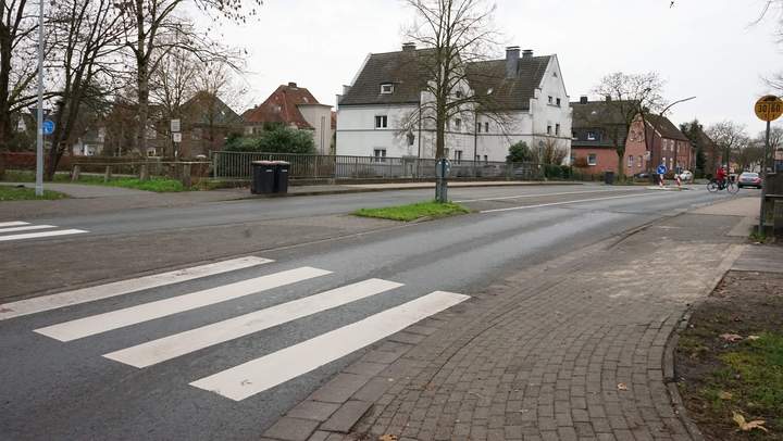 Straße mit Zebrastreifen