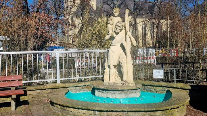 Brunnen mit Steinfigur in der Innenstadt
