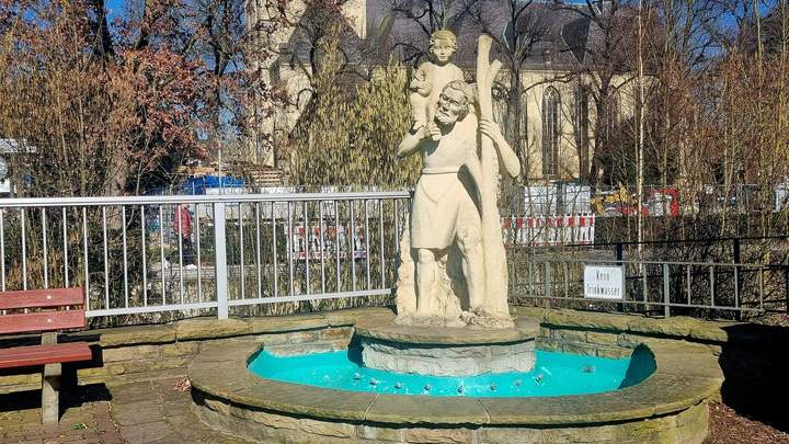 Brunnen mit Steinfigur in der Innenstadt