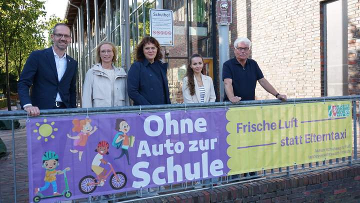 Banner "Ohne Auto zur Schule"