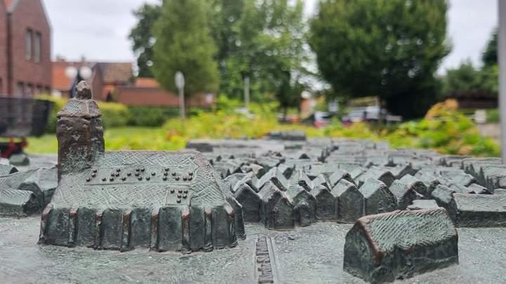 Pünktlich zum Festwochenende lädt nun auch das bronzene Stadtmodell wieder zum Fühlen, Sehen und Begreifen ein.