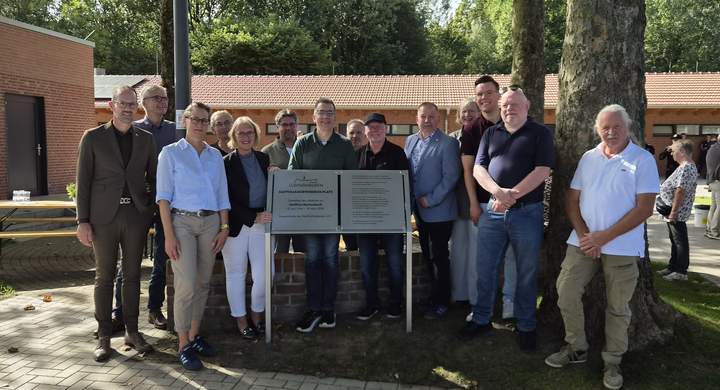 wegbegleiter von Herrn Matthias Kortendieck bei der Einweihung des Platzes am Westfalenring-Stadion
