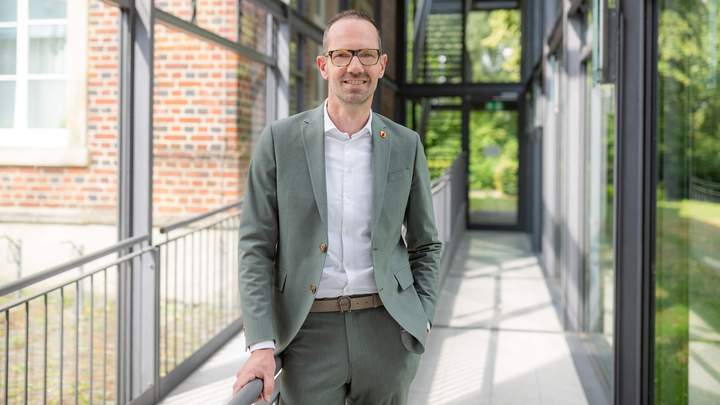 Bürgermeister Ansgar Mertens steht im Verbindungsgang zwischen Rathaus-Altbau und Rathaus Neubau.