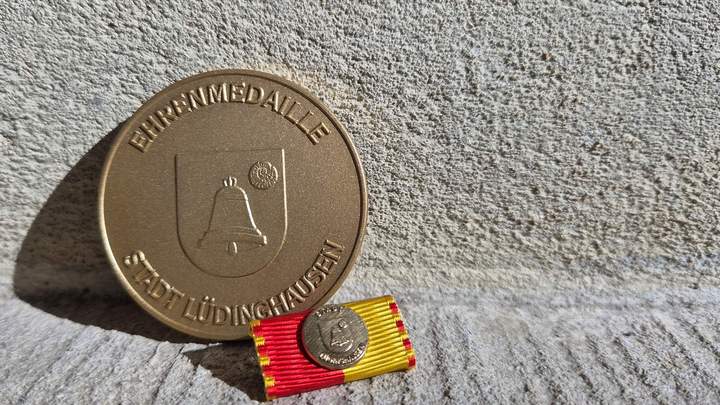 Medaille liegt auf einem Stein