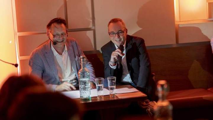 Zwei Männer im Gespräch
