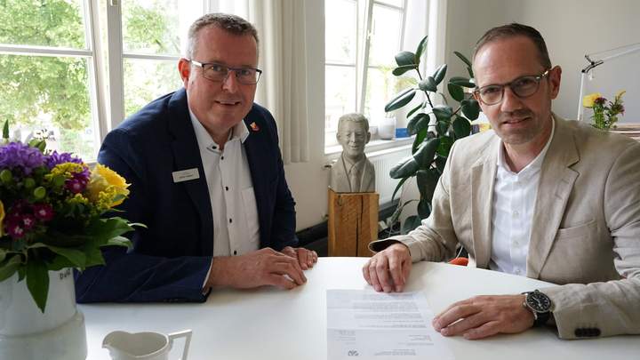 Bürgermeister und Beigeordnet am Tisch