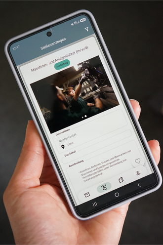 Samrtphone zeigt AzubMe-App Samrtphone zeigt AzubMe-App