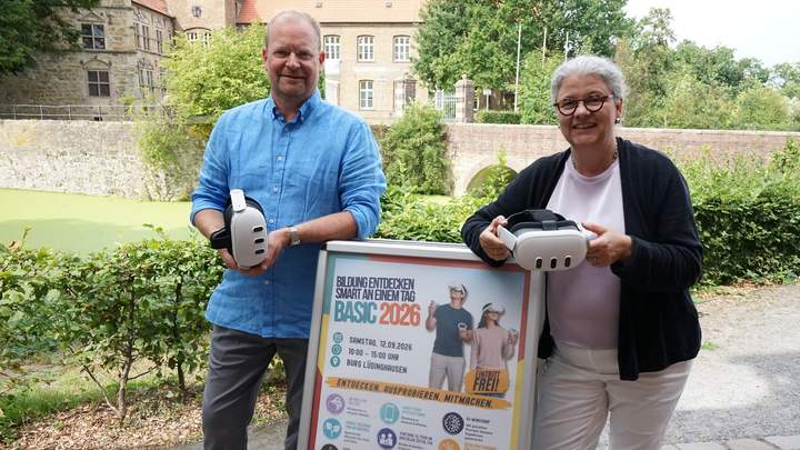 Veranstalter zeigt Plakat