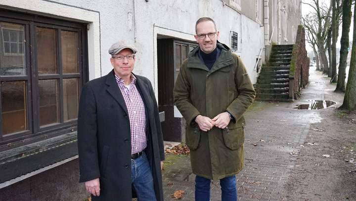 zwei Männer vor dem Gebäude