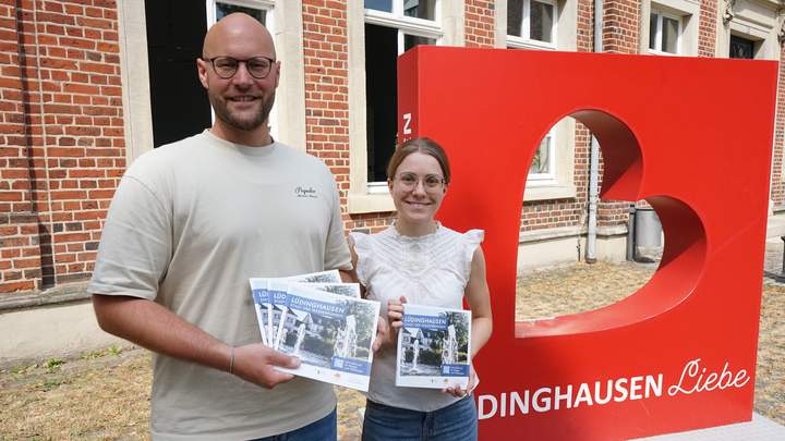 Mitarbeitende zeigen neue Broschüre