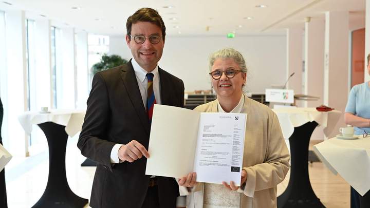 Leiterin der Volkshochschule nimmt Förderung entgegen