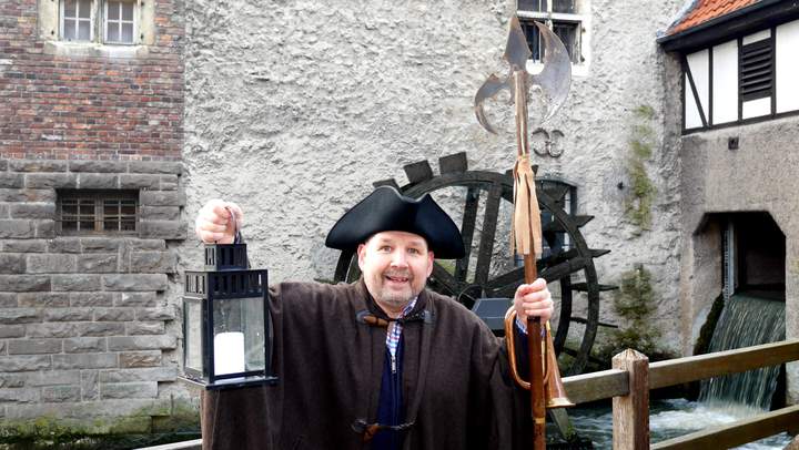 Stadtführer mit Laterne in der Hand