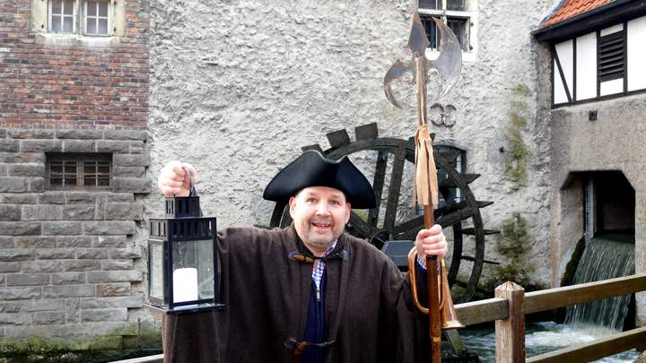 Stadtführer mit Laterne in der Hand
